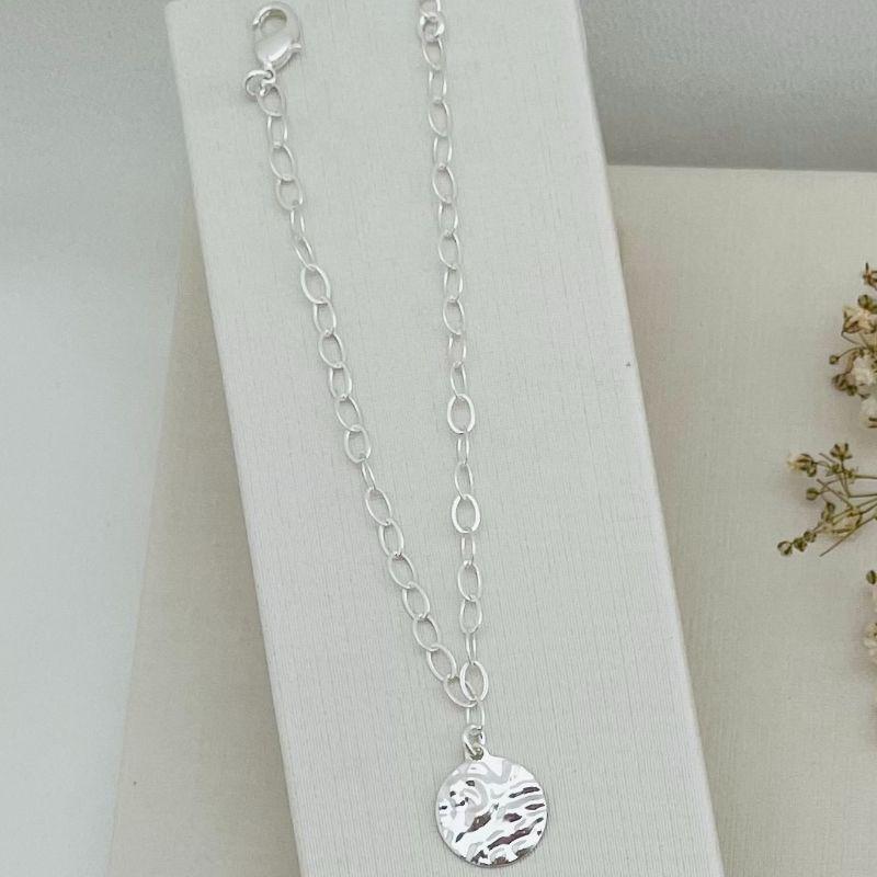 12.2101.0.S - Pulseira de elos ovais longos com pingente de moeda em efeito orgânico