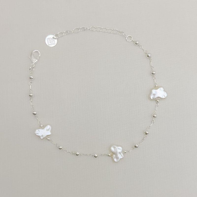 12.2377.15.S - Pulseira de mini bolinhas lisas com três borboletas em resina madre