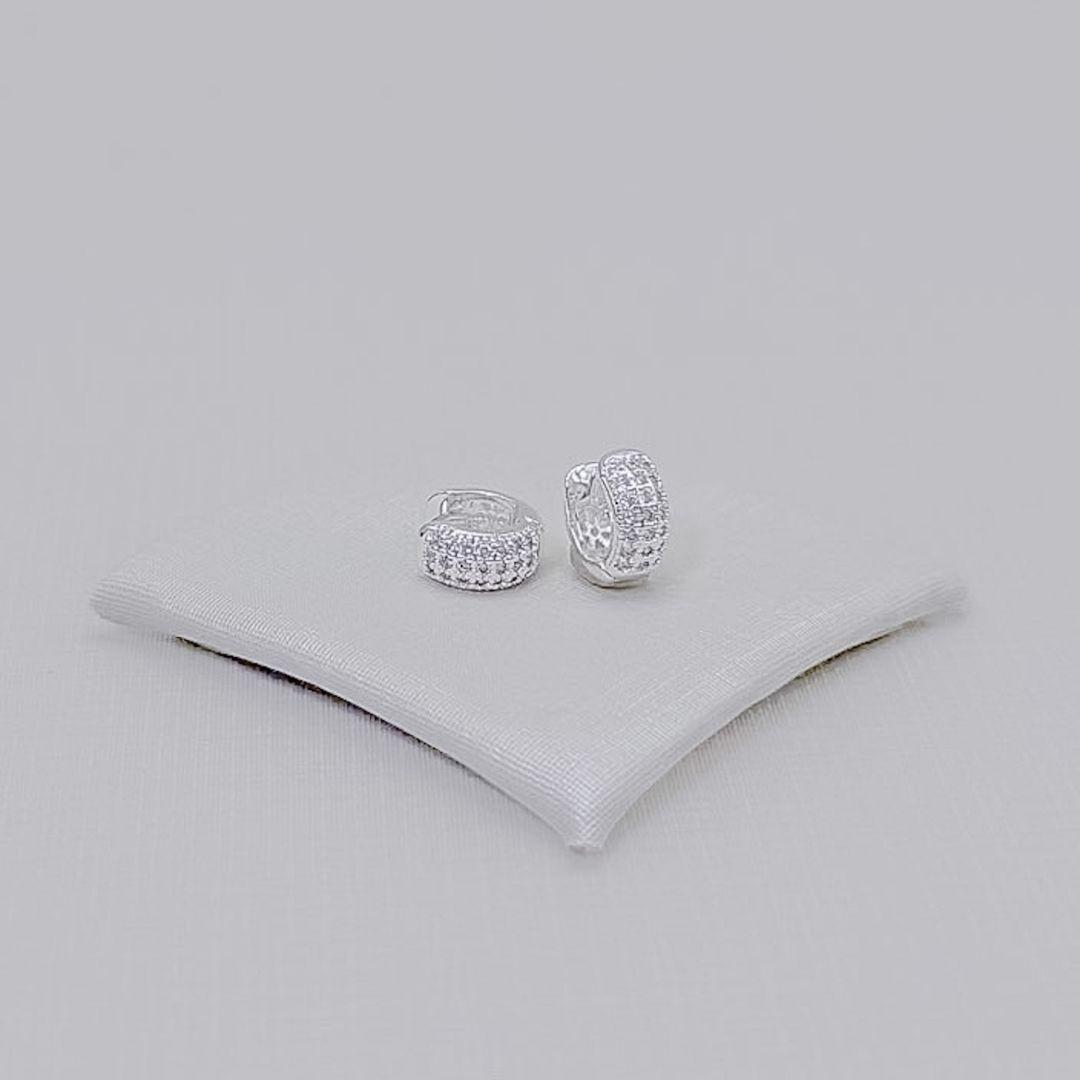 05.3287.1.S - Argola pequena clássica com três colunas e sete linhas uniformes com atrás vazada em margarida. Argola banhada em prata.