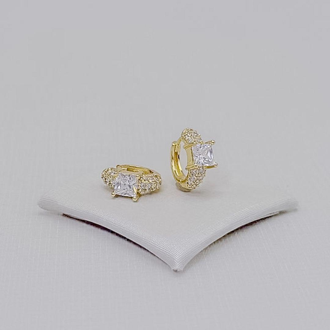 05.3292.1.O - Argola solitária de ponto de luz quadrado de 5mm com parte frontal cravejada e atrás polida. Argola banhada em ouro.