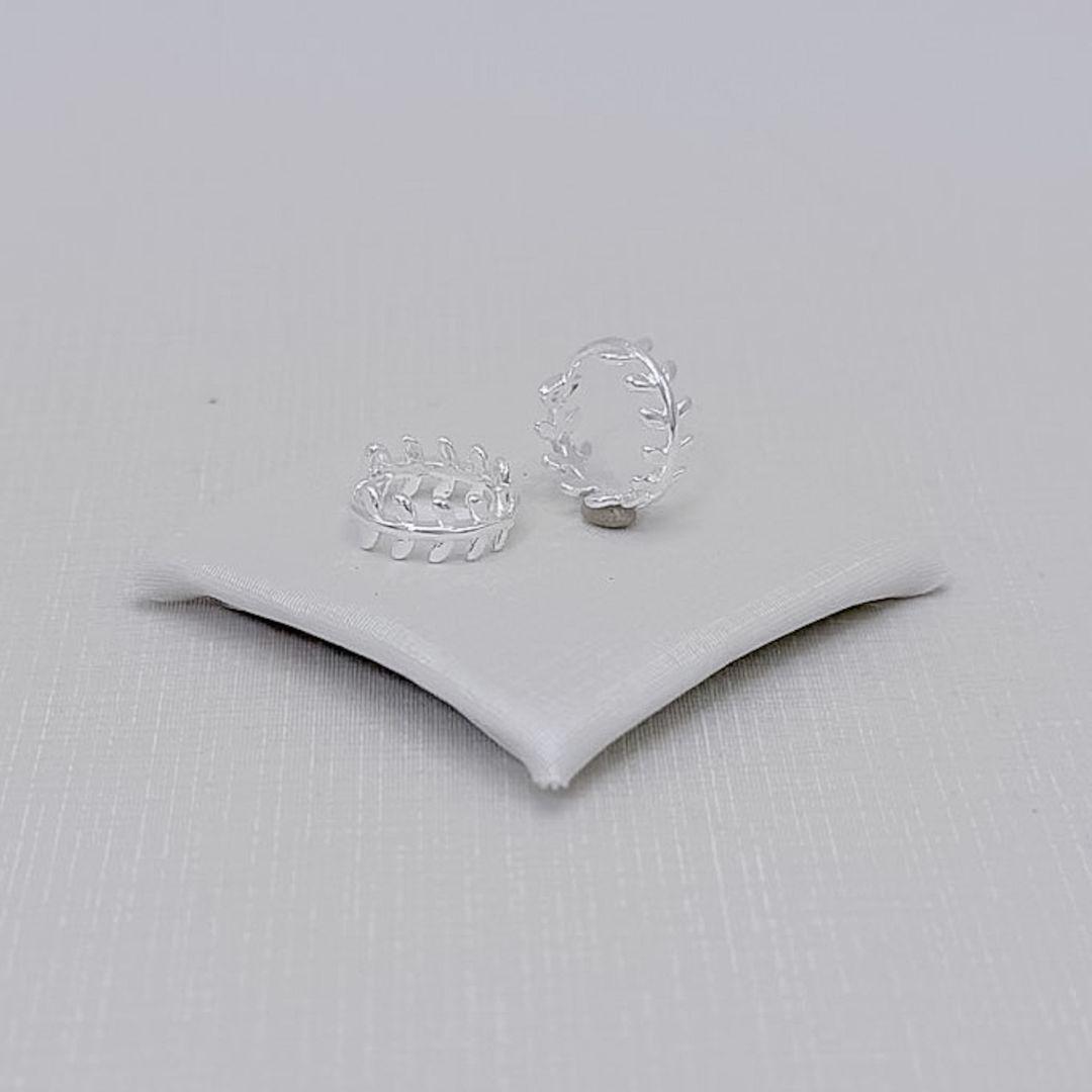 05.3297.0.S -  (Tam. M) Argola circular em desenho samambaia polida simples. Argola banhada em prata.