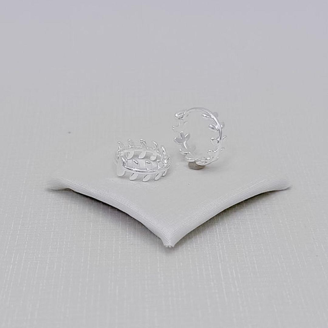 05.3298.0.S - (Tam. G) Argola circular em desenho samambaia polida simples. Argola banhada em prata.