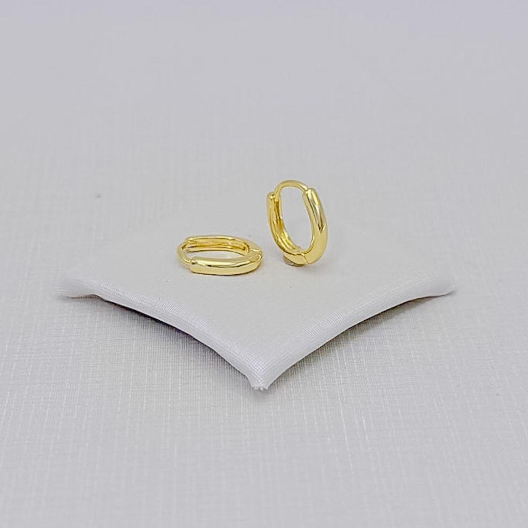 05.3299.0.O - (Tam. P) Argola de fio ovalado com canaleta simples polido. Argola banhada a ouro.