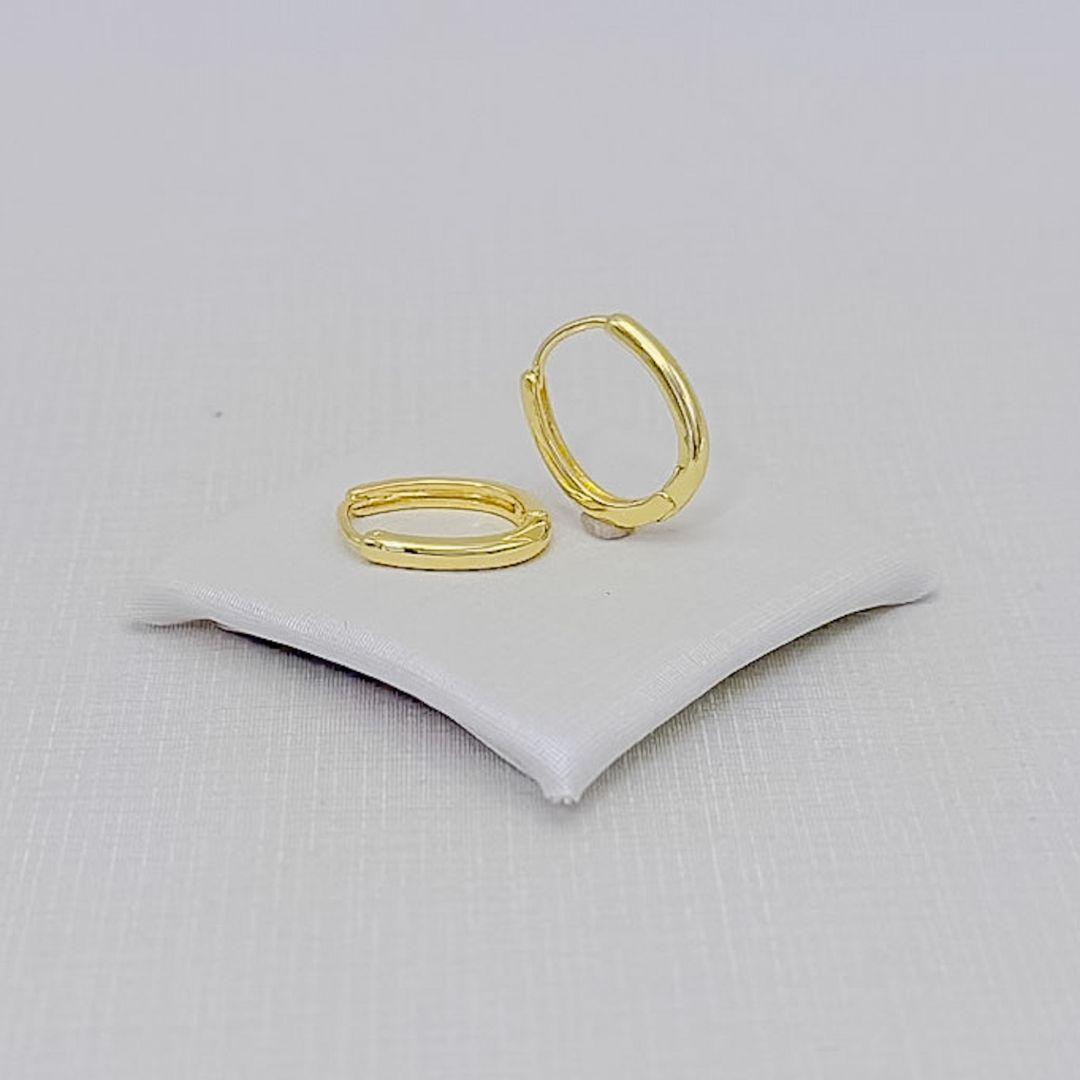 05.3300.0.O - (Tam. M) Argola de fio ovalado com canaleta simples polido. Argola banhada a ouro.