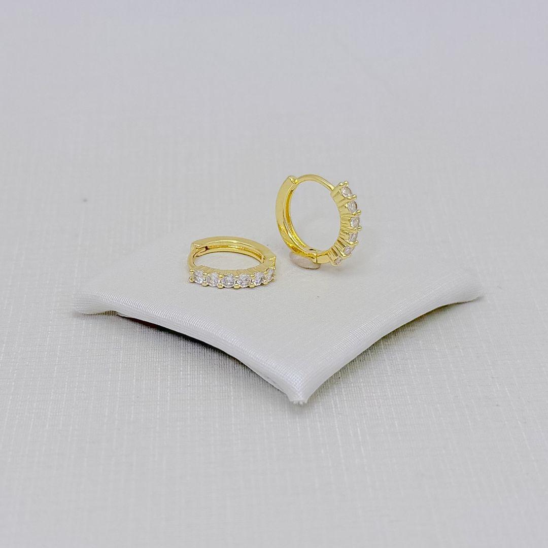 05.3312.1.O - (Tam. P) Argola de uma coluna de cravação em quatro garras com parte de trás lisa. Argola banhada a ouro.