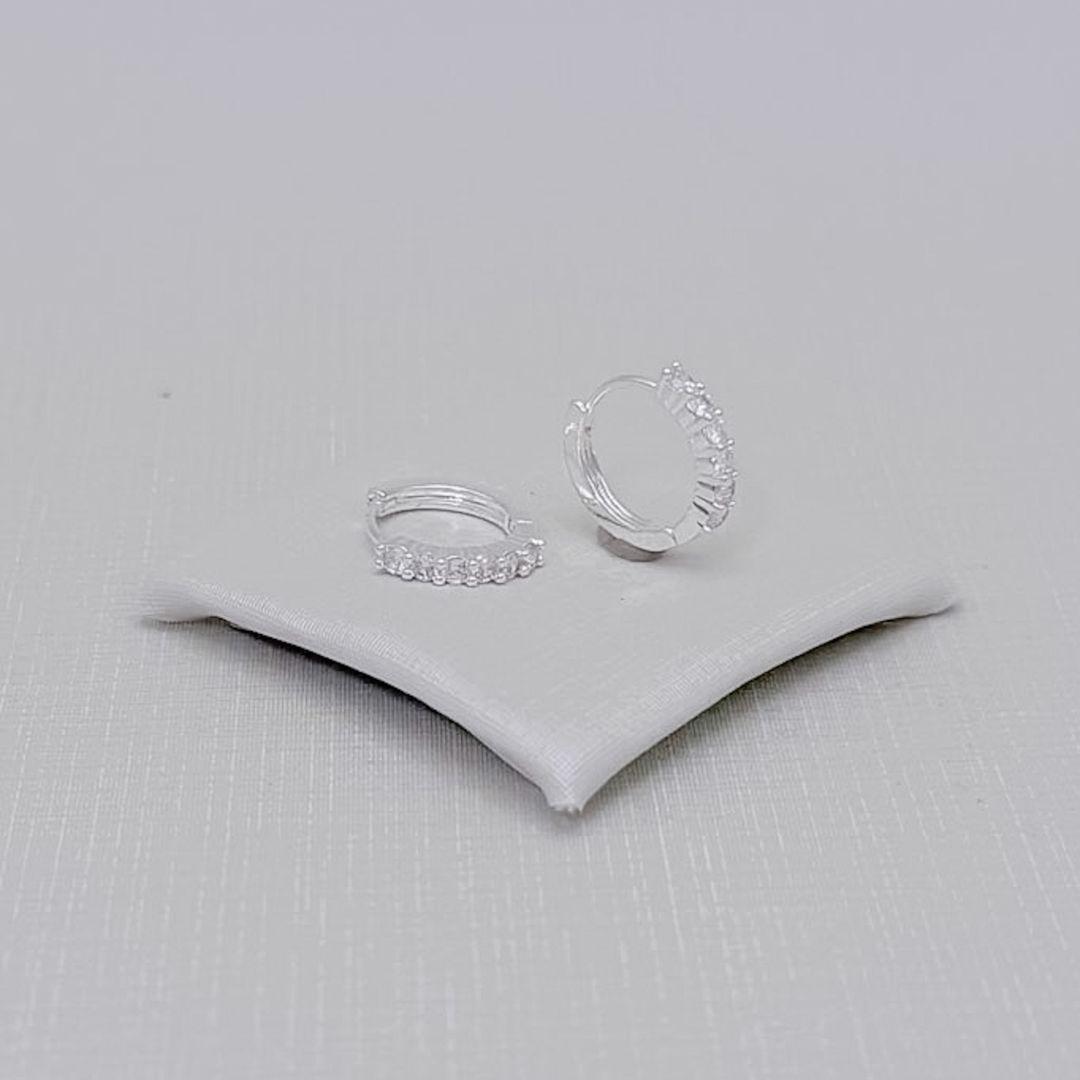 05.3312.1.S - (Tam. P) Argola de uma coluna de cravação em quatro garras com parte de trás lisa. Argola banhada a prata.