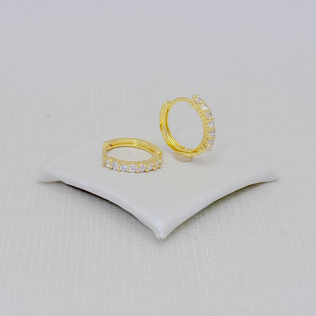 05.3313.1.O - (Tam. M) Argola de uma coluna de cravação em quatro garras com parte de trás lisa. Argola banhada a ouro.