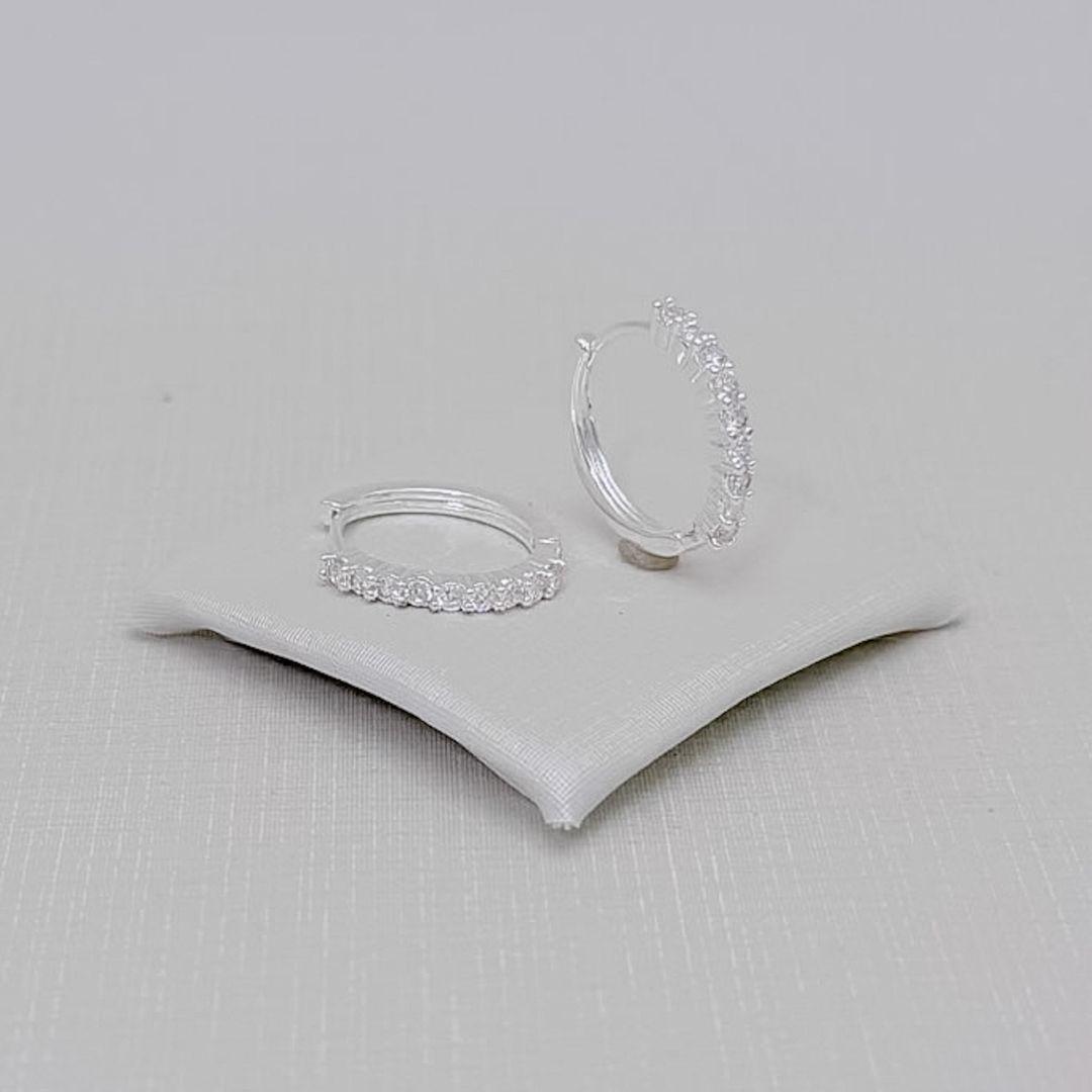 05.3314.1.S - (Tam. G) Argola de uma coluna de cravação em quatro garras com parte de trás lisa. Argola banhada a ouro.