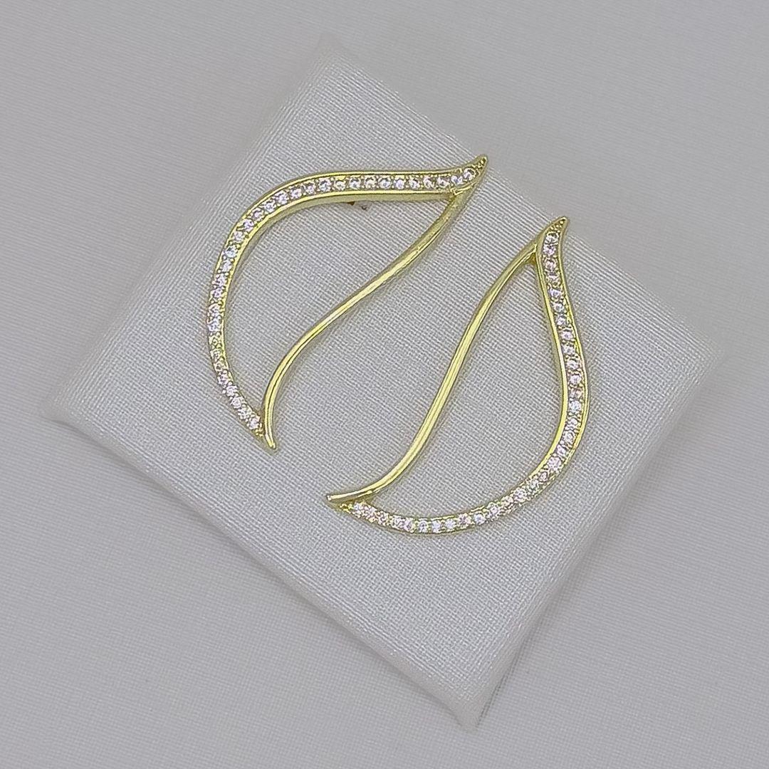 06.1429.1.O - Brinco ear cuff em silhueta de arco com um traço cravejado e outro liso. Brinco banhado a ouro.