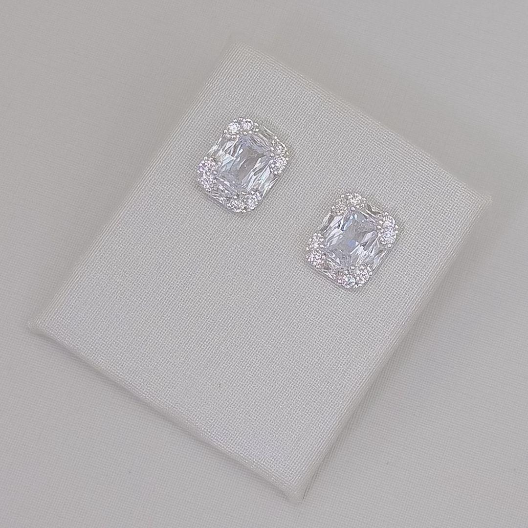 07.3070.1.S - Brinco de zircônia central em baguete 7mm com uma linha de aura em zircônias  variadas. . Brinco banhado a prata.