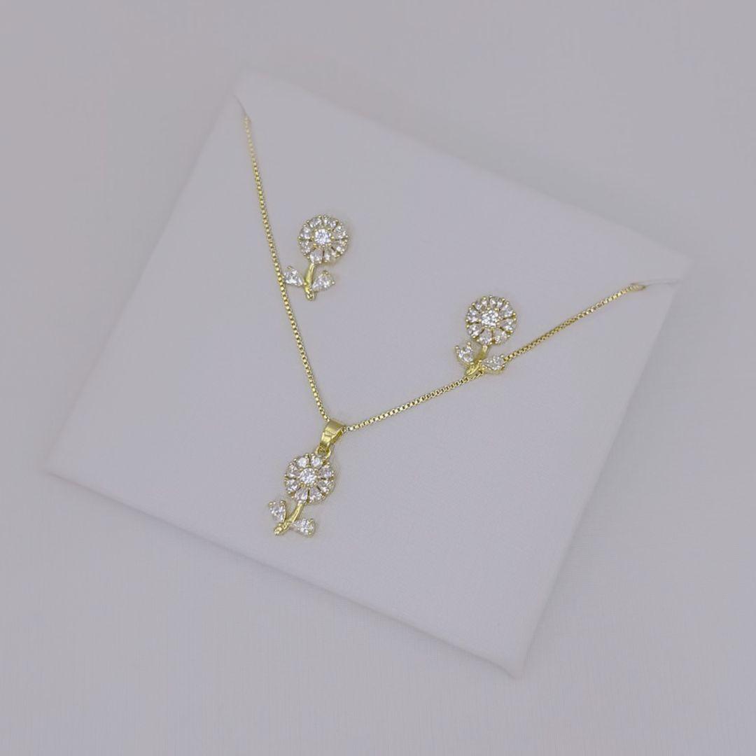 08.0669.1.O - (45) Conjunto de flor mini dalia cravejada em zircônias gotas