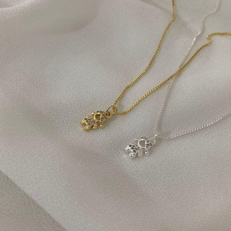 09.2018.1.S - (45) Colar de veneziana com pingente de menina cravejada