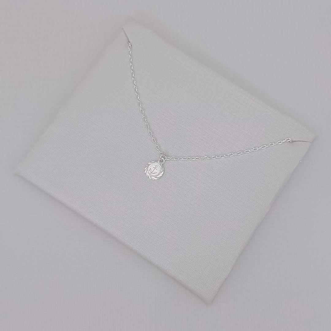 09.2598.0.S - (45) Colar de micro cartier com pingente moeda com desenho de ancora