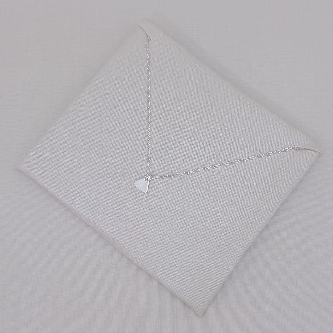 09.2606.0.S - (45) Colar de micro cartier com pingente triangular liso polido