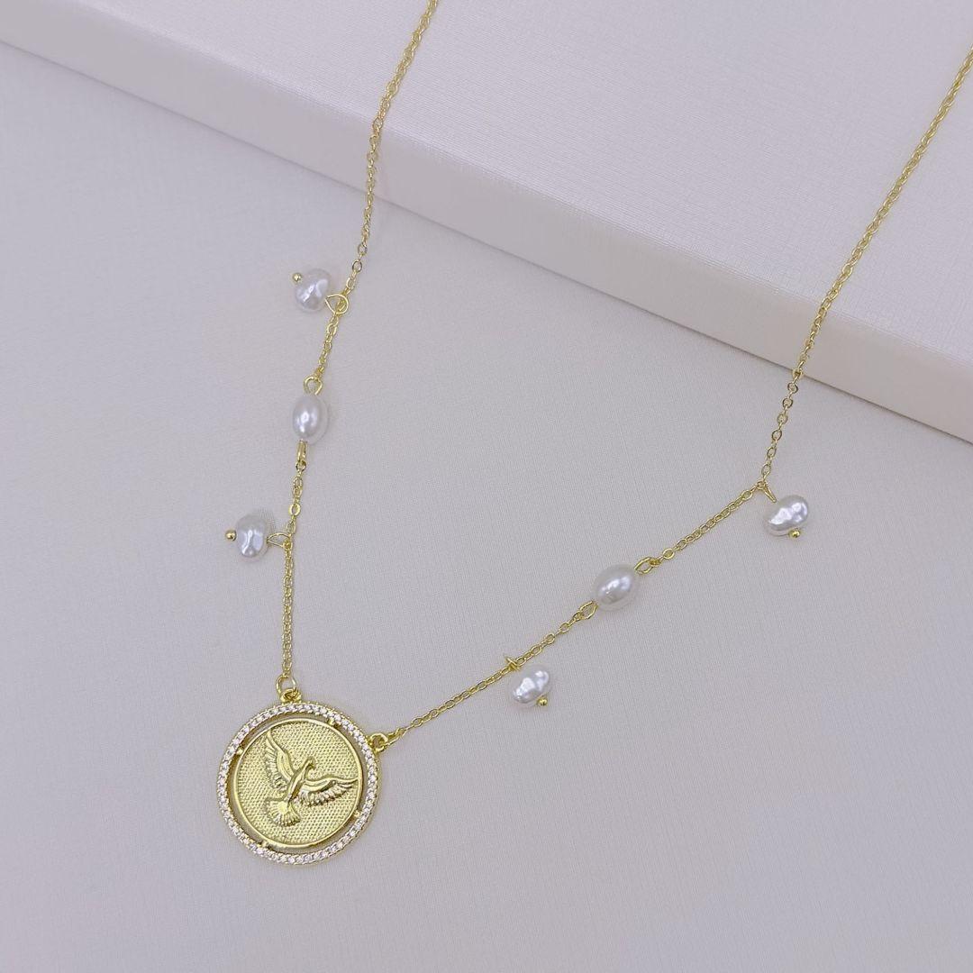 09.2610.15.O - (46) Colar de corrente mini cartier com pingentes de perola e pingente de moeda grande com entalho de arvore da vida e espirito santo