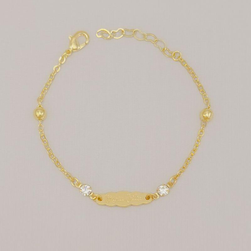 12.2379.1.O - (ATUAL) Pulseira infantil personalizada, plaquinha em formato de nuvem com nome gravado em baixo relevo. Pontos de luz e bolinha lisa na parte da malha. Extensor em elo de coração. Pulseira MAJU.