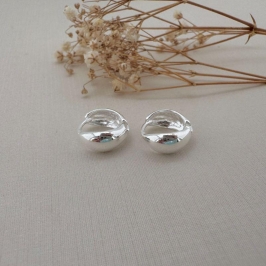 05.2980.0.S - (Tam. M) Argola de formato abaloado frente e costa lisa