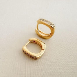 05.3048.1.O - Argola de formato quadrado com borda reta e parte frontal cravejada