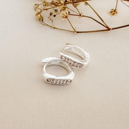 05.3048.1.S - Argola de formato quadrado com borda reta e parte frontal cravejada