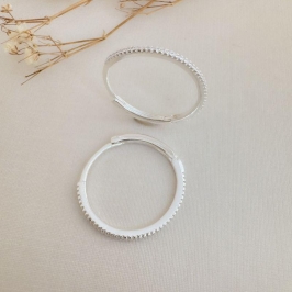 05.3053.1.S - Argola de 25mm de diâmetro com parte frontal cravejada em uma coluna