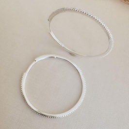 05.3054.1.S - Argola máxi de 40mm de diâmetro com parte frontal cravejada em uma coluna