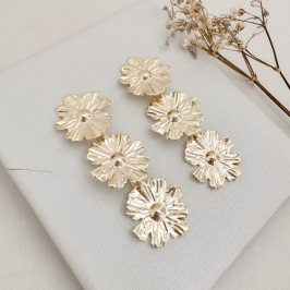 06.1848.0.O - Brinco de três flores desenhadas em chapa