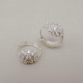 05.3098.1.S - Argola com meia bola oval cravejada.