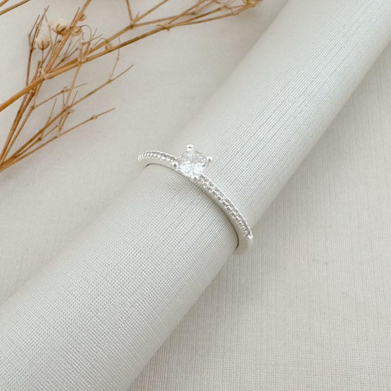 03.2445.1.S - (13) Anel solitário princesa com aro cravejado