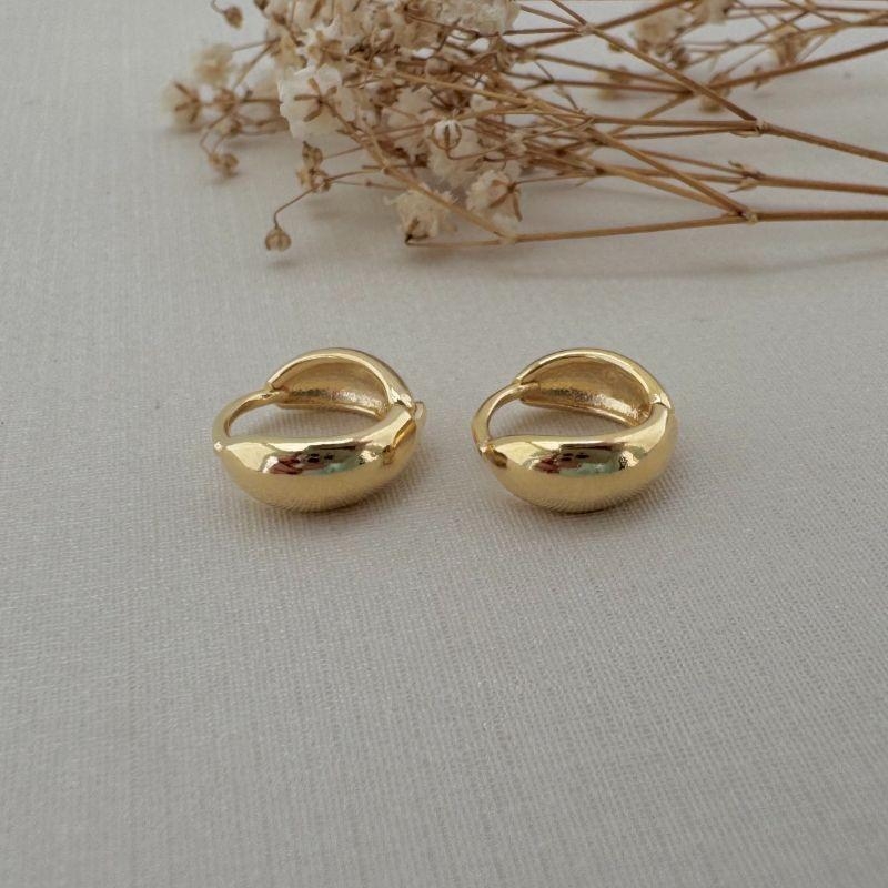 05.2979.0.O - (Tam. P) Argola de formato abaloado frente e costa lisa