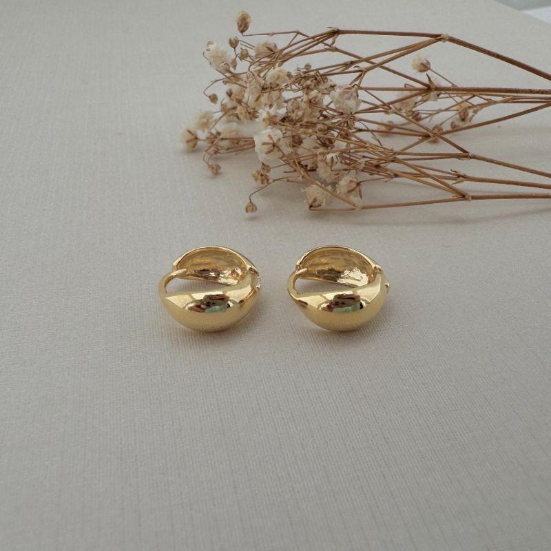 05.2980.0.O - (Tam. M) Argola de formato abaloado frente e costa lisa