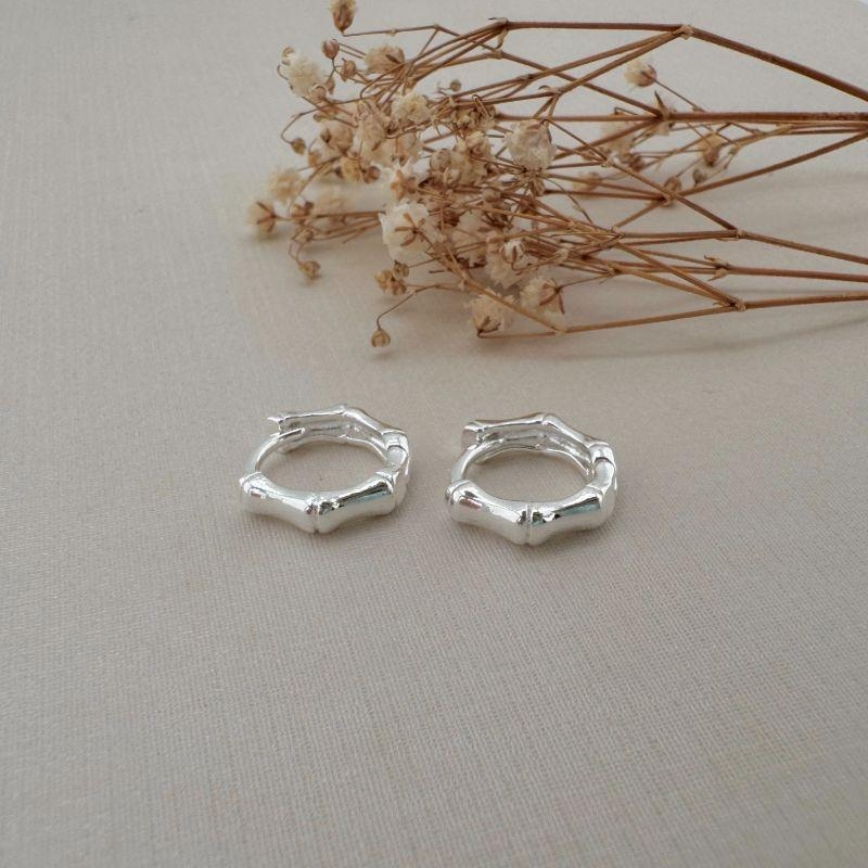 05.2983.0.S - (Tam. M) Argola circular em efeito bambu liso