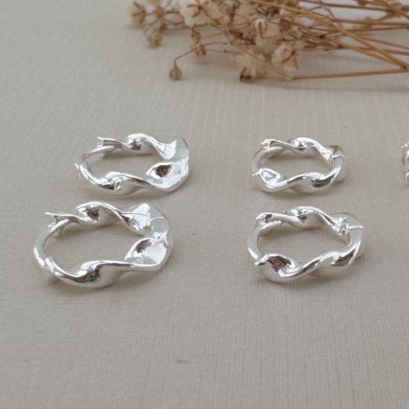 05.2992.0.S - Dupla de argolas circulares lisas com tubo em efeito espiral