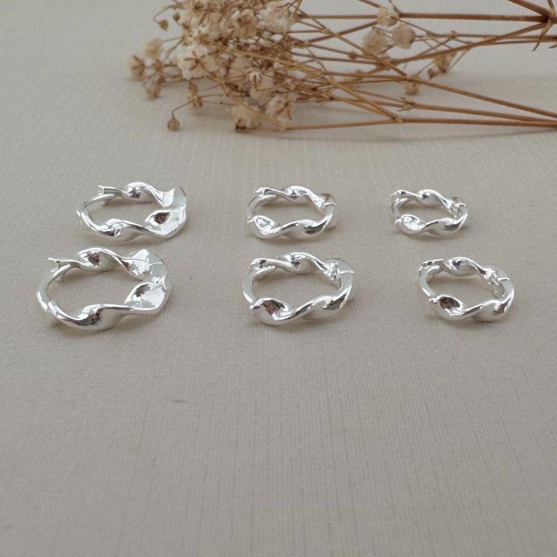 05.2992.0.S - Trio de argolas circulares lisas com tubo em efeito espiral