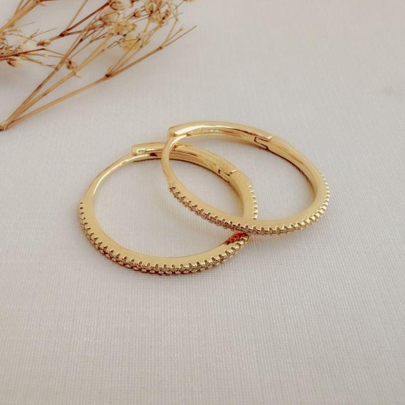 05.3053.1.O - Argola de 25mm de diâmetro com parte frontal cravejada em uma coluna