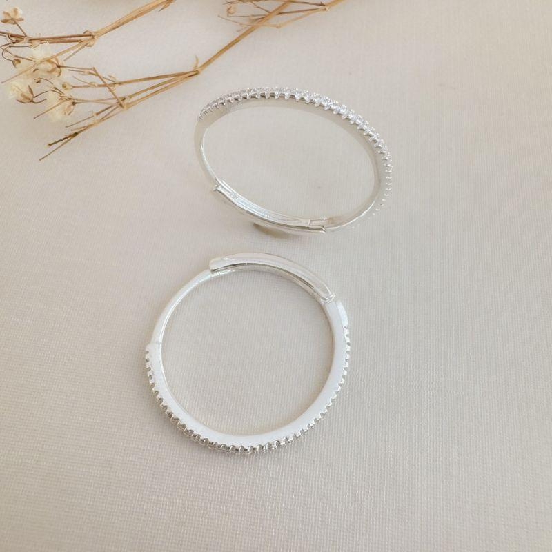 05.3053.1.S - Argola de 25mm de diâmetro com parte frontal cravejada em uma coluna