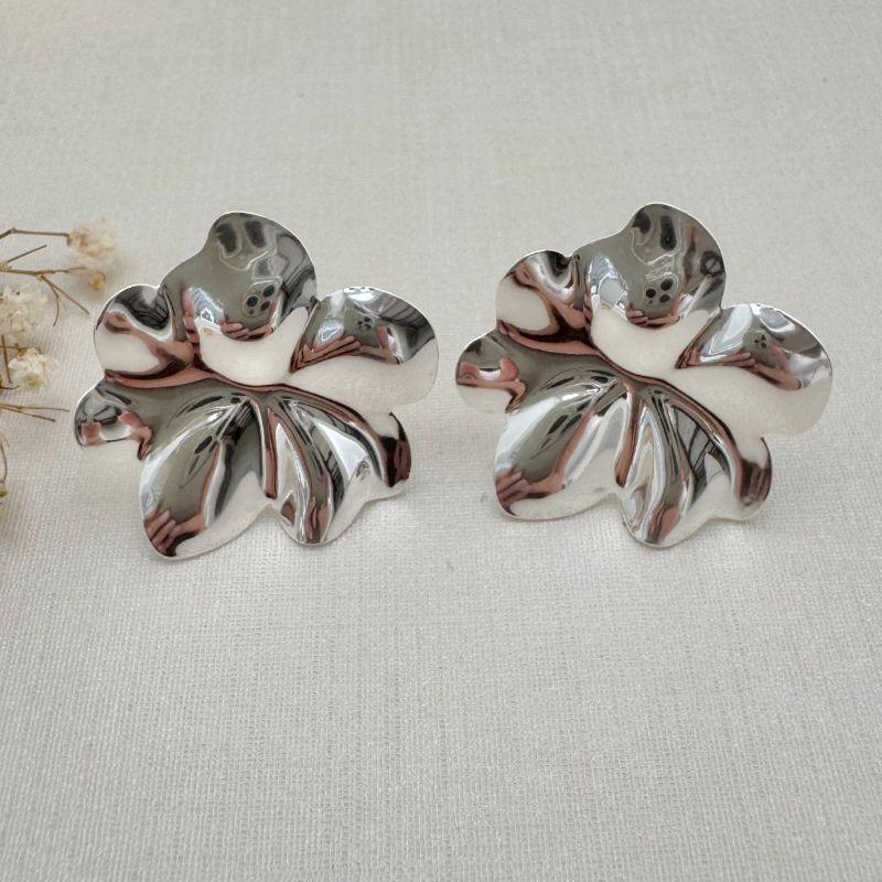 06.1122.0.S - (V4) Brinco em chapa formato flor orgânica