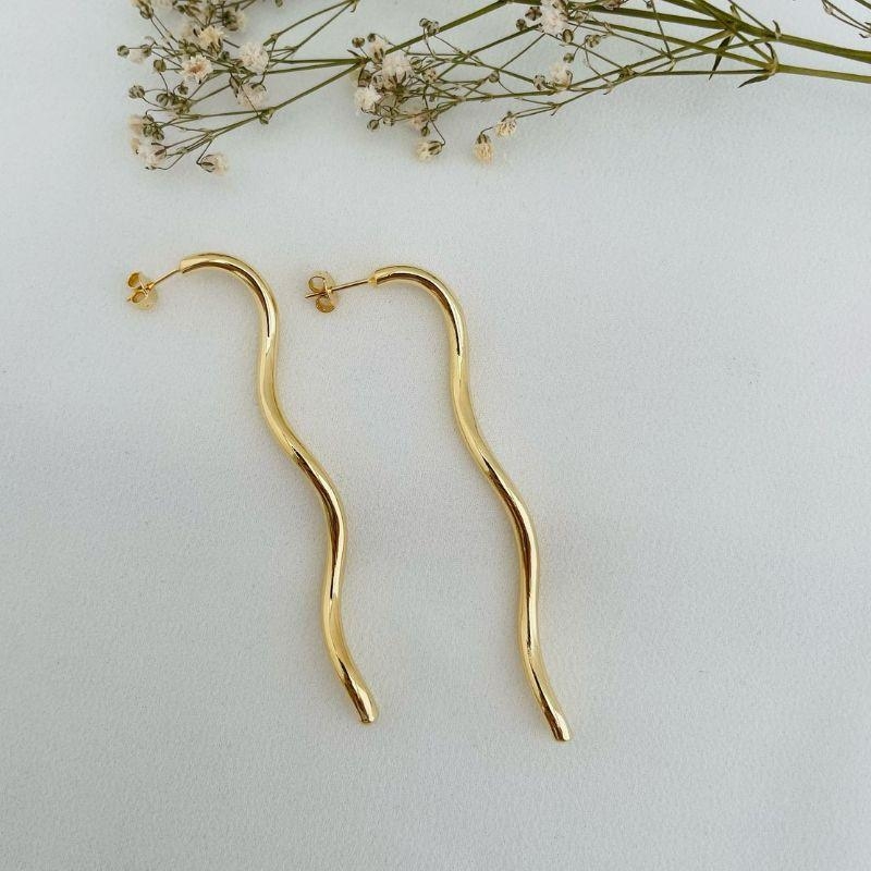 06.1773.0.O - Brinco de tubo longo em efeito ondulado liso