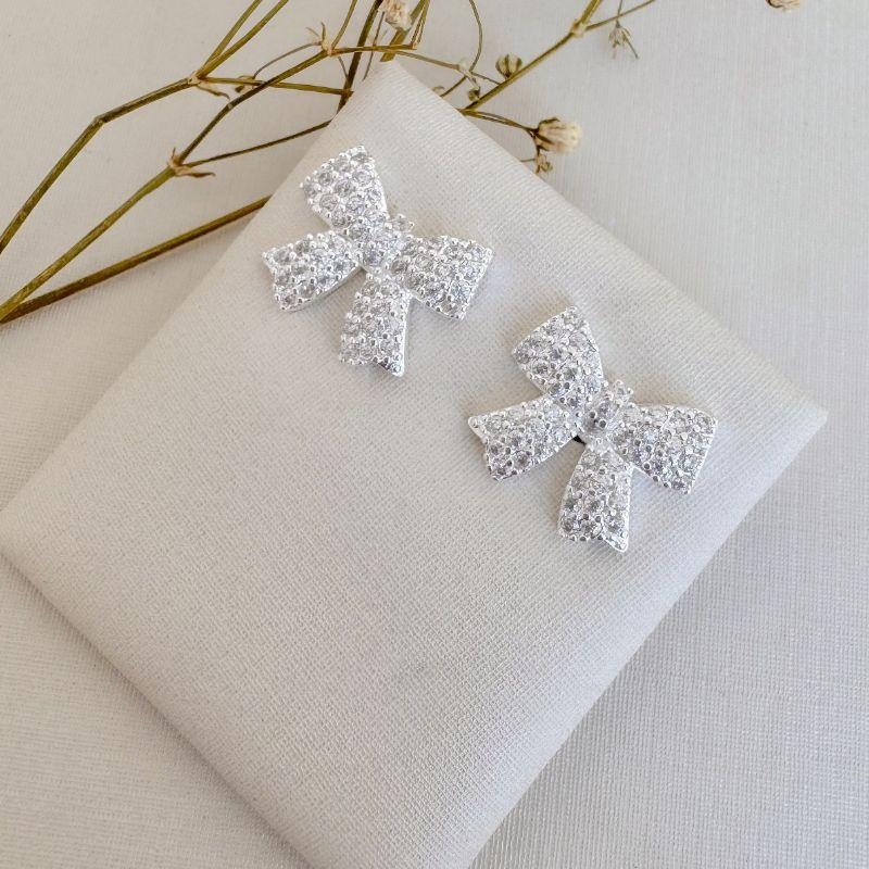 06.1830.1.S - Brinco de formato laço grande largo cravejado