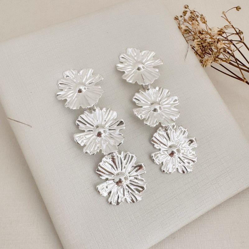 06.1848.0.S - Brinco de três flores desenhadas em chapa