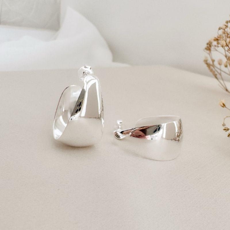 06.1852.0.S - Brinco de chapa em formato J largo liso