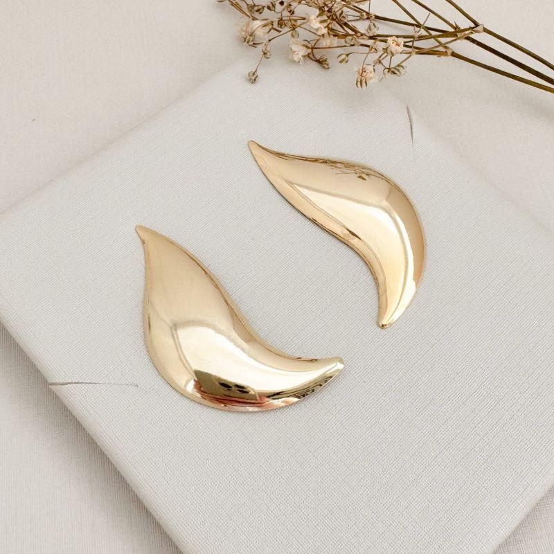 06.1857.0.O - Brinco de chapa liso em formato chamas