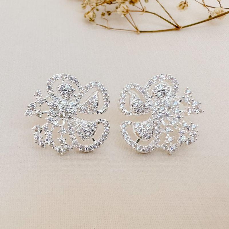 06.1873.1.S - Brinco de desenhos abstratos cravejados