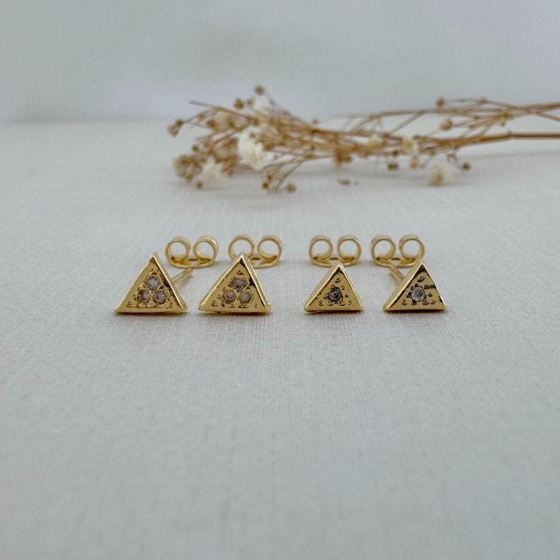 07.2552.1.O - Dupla de triângulos cravejados com borda lisa