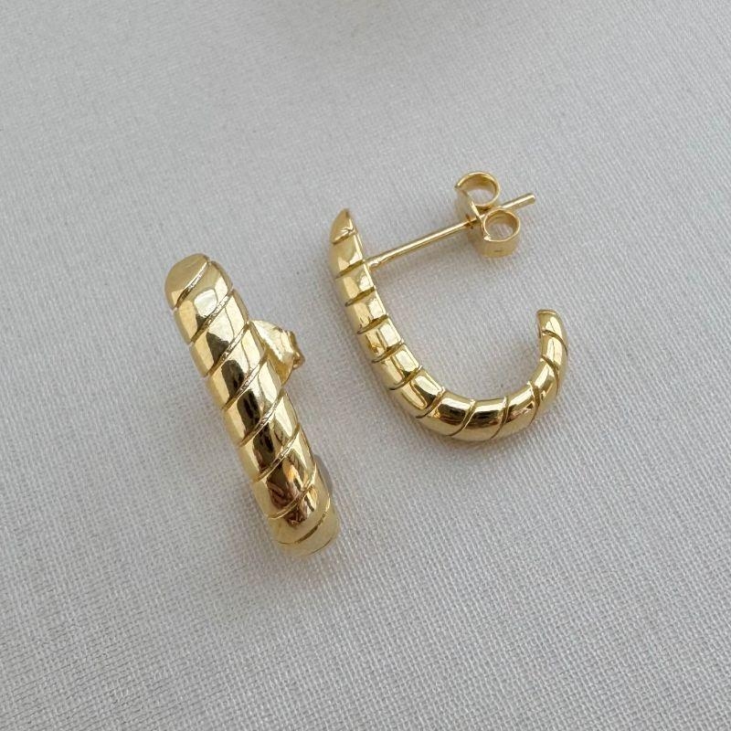 07.2657.0.O - Brinco formato J largo em efeito torcido liso