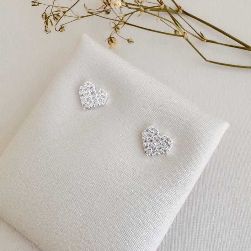 07.2705.1.S - (Tam.M) Brinco coração cravejado de borda reta