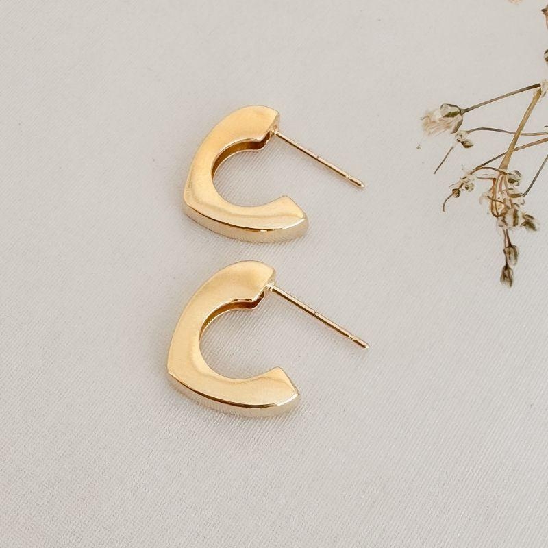 07.2711.0.O - Brinco formato C em caixa lisa de borda reta