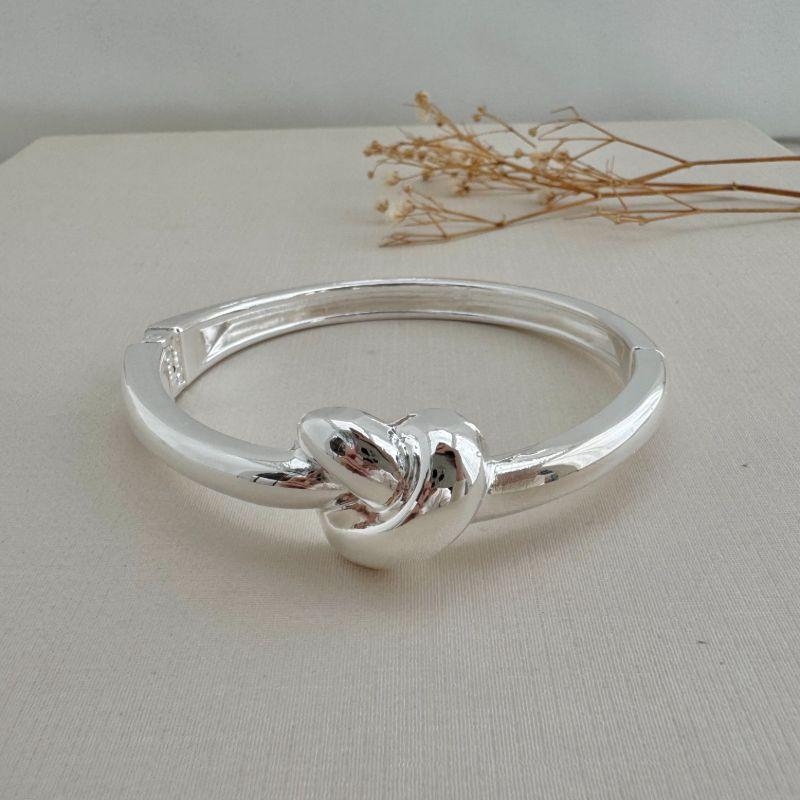 04.0203.0.S - Bracelete liso com nó grande central