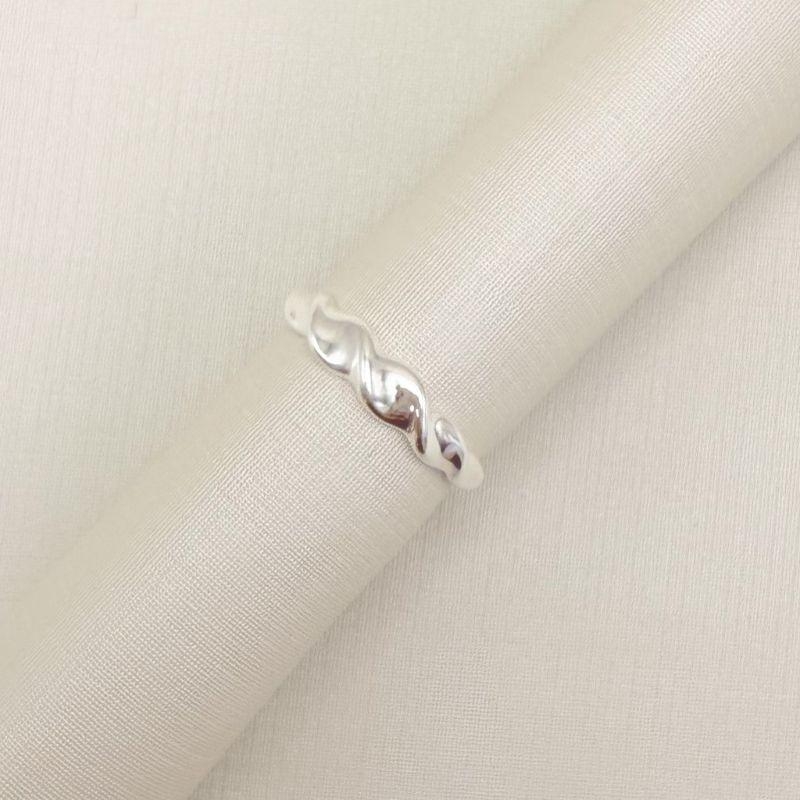 03.2526.0.S - (17) Anel de aro médio em efeito torcido liso