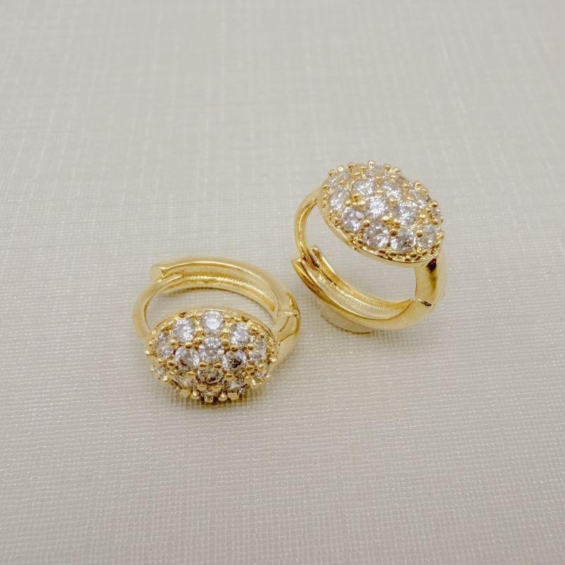 05.3098.1.O - Argola com meia bola oval cravejada.