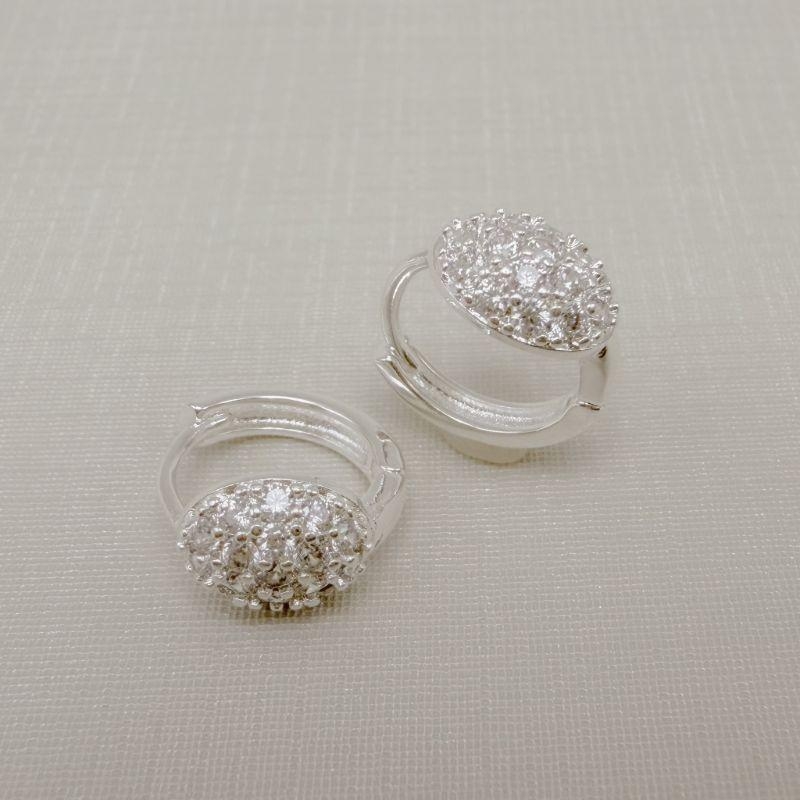 05.3098.1.S - Argola com meia bola oval cravejada.